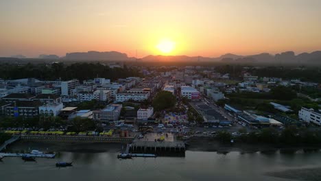 Orange-Sonnenuntergang-Stadt-Krabi-Altstadt-Thailand