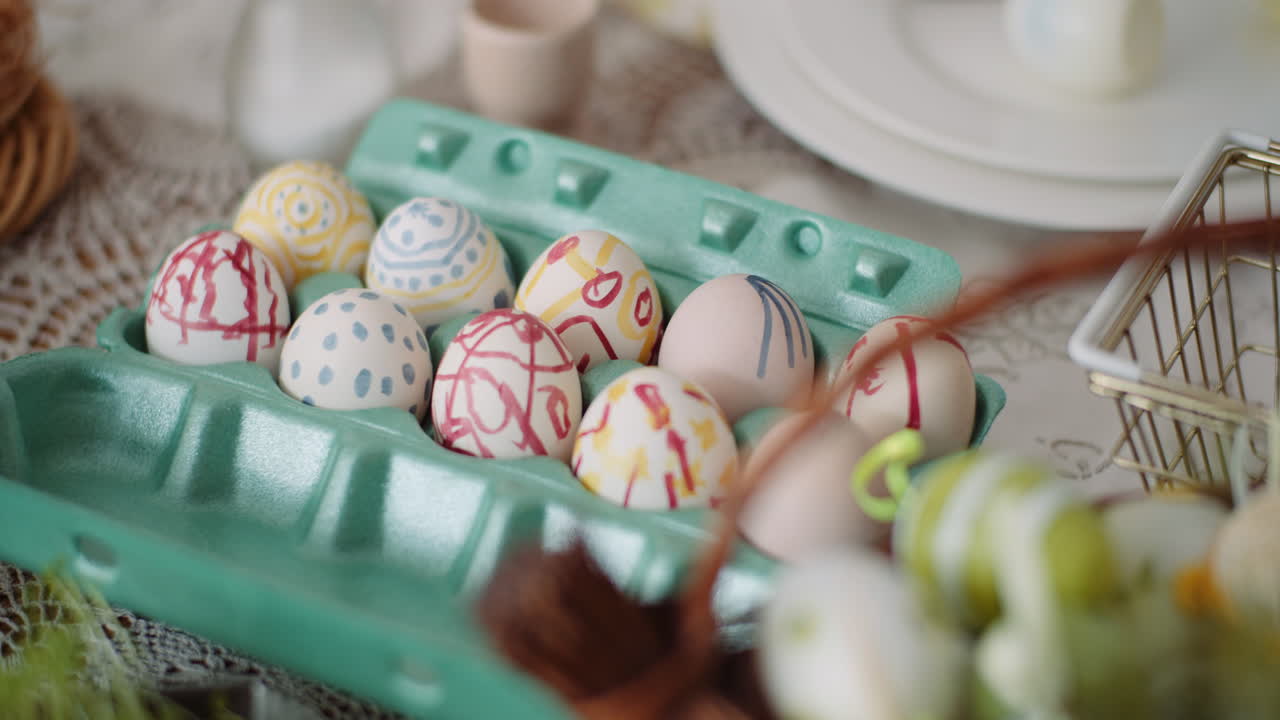 부활절 휴가 아침 식사를 먹는 행복 한 부활절 여자