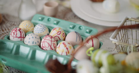 Feliz-Mujer-Pascua-Comiendo-Desayuno-De-Vacaciones-De-Pascua