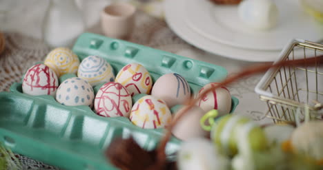 feliz pascua mujer comiendo pascua vacaciones desayuno