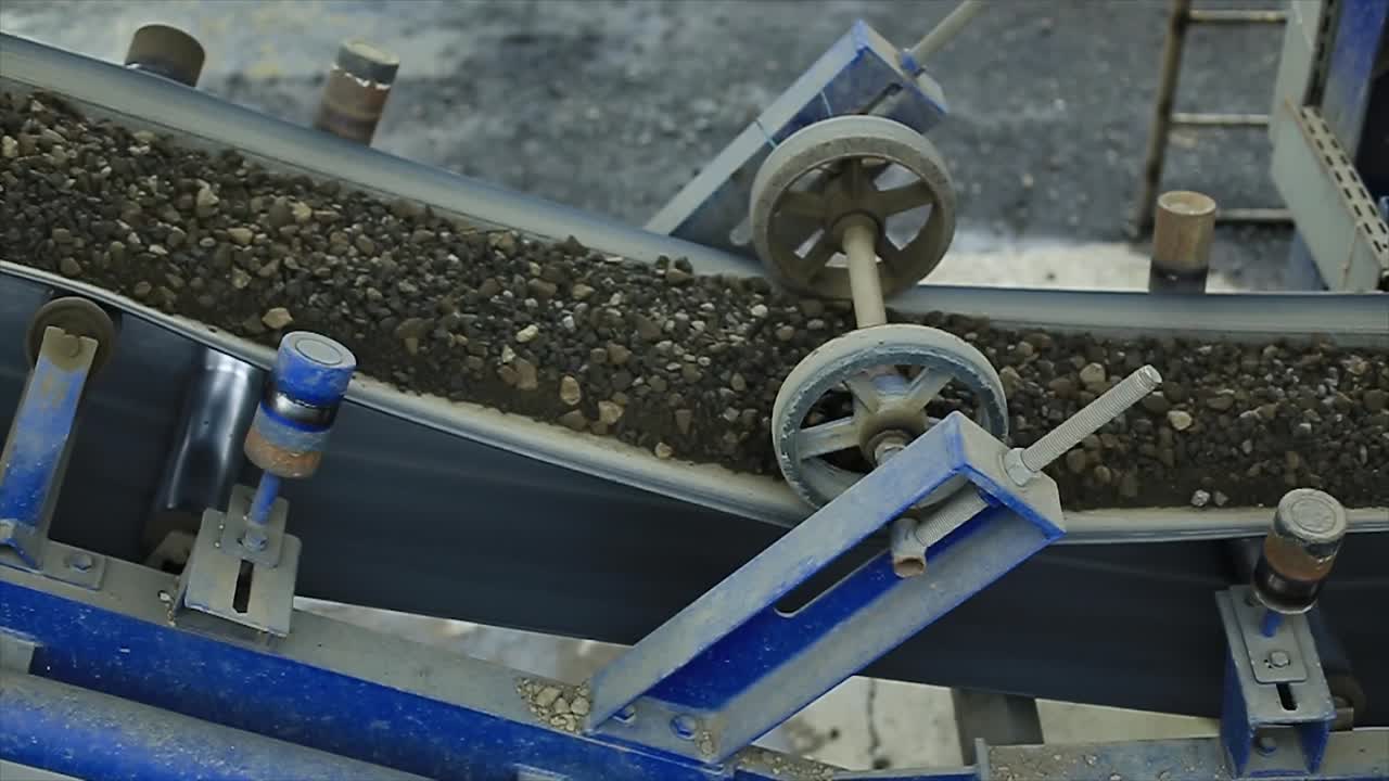 Feeder supplies aggregate from the cold bin to the dryer via a conveyor belt