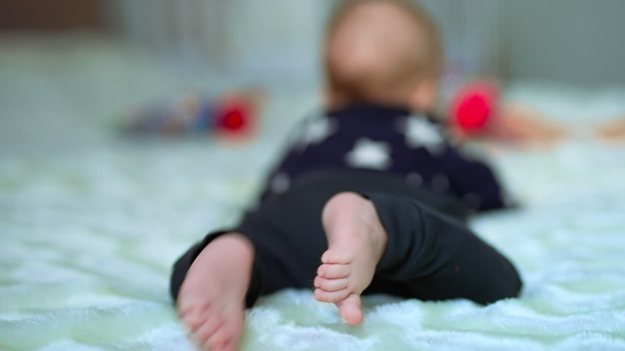 Bambino che si trova su un letto