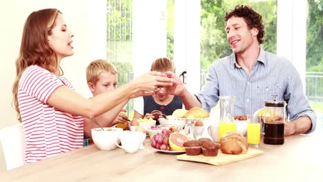 familia feliz desayunando juntos