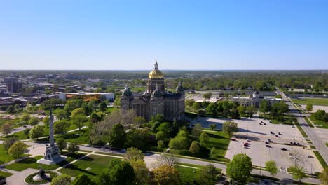 Muy-Buenas-Imágenes-Aéreas-De-Drones-Del-Edificio-Del-Capitolio-Del-Estado-De-Iowa-En-Des-Moines