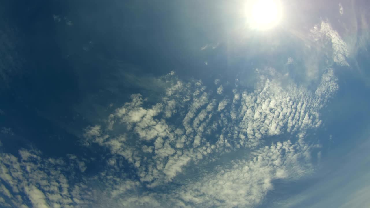 Nuvole in movimento nel cielo blu. Timelapse