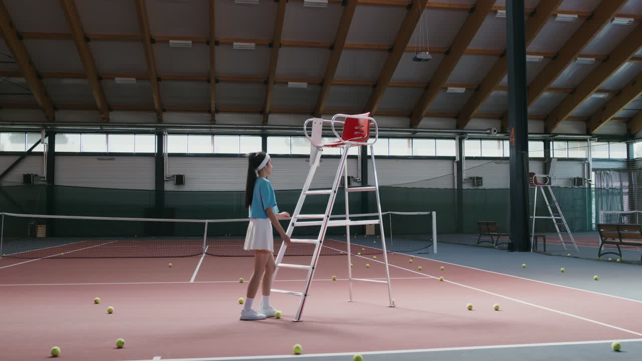 테니스 코트 사다리 위의 소녀