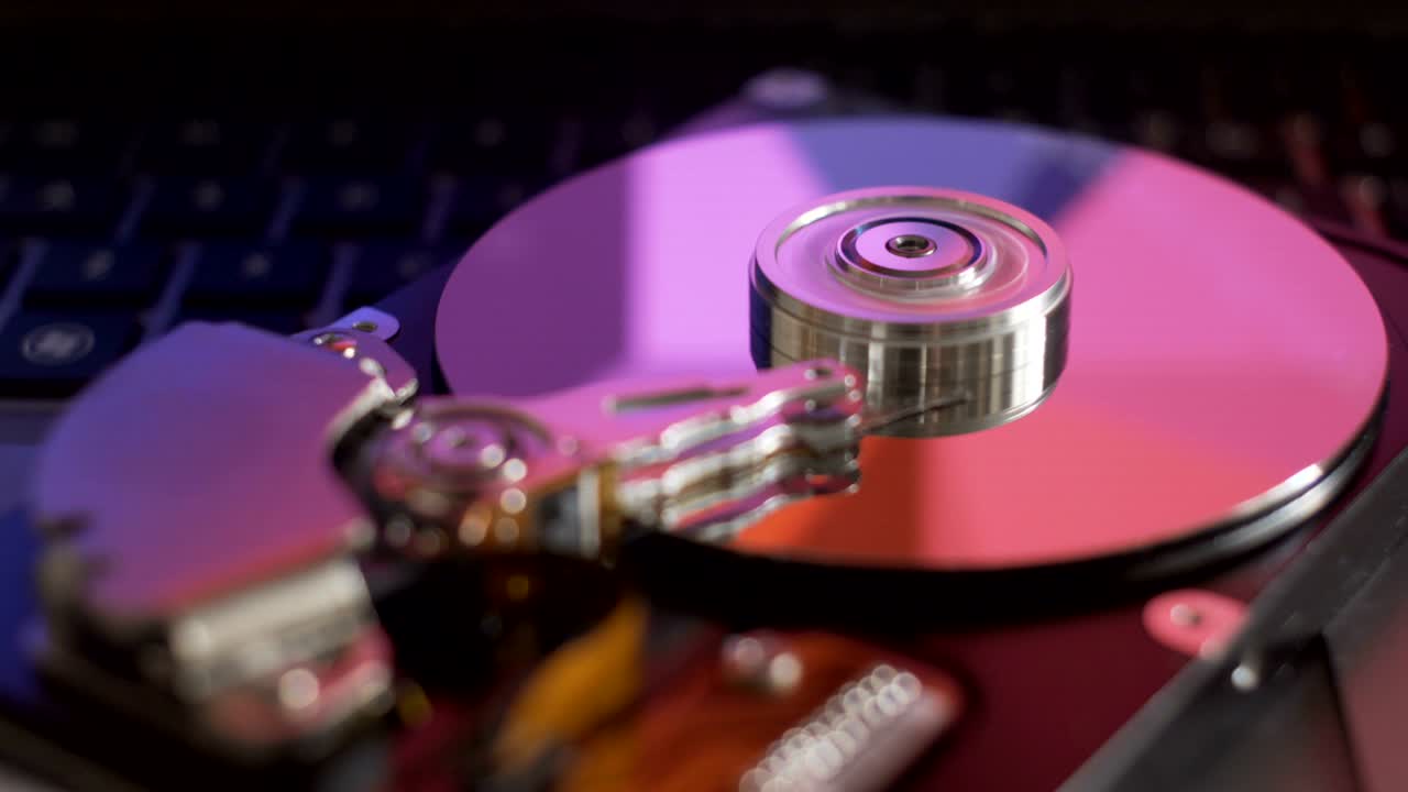 el disco duro roto en el teclado del portátil.