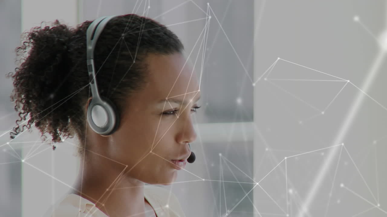 Animazione di rete di connessioni su donna d'affari con cuffie telefoniche