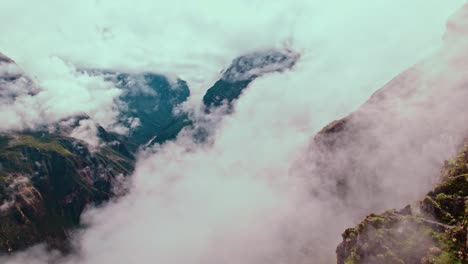 Espectacular-Vuelo-Con-Drones-Revela-La-Profundidad-Del-Cañón-Del-Colca-En-Medio-De-Nubes-Post-lluvia