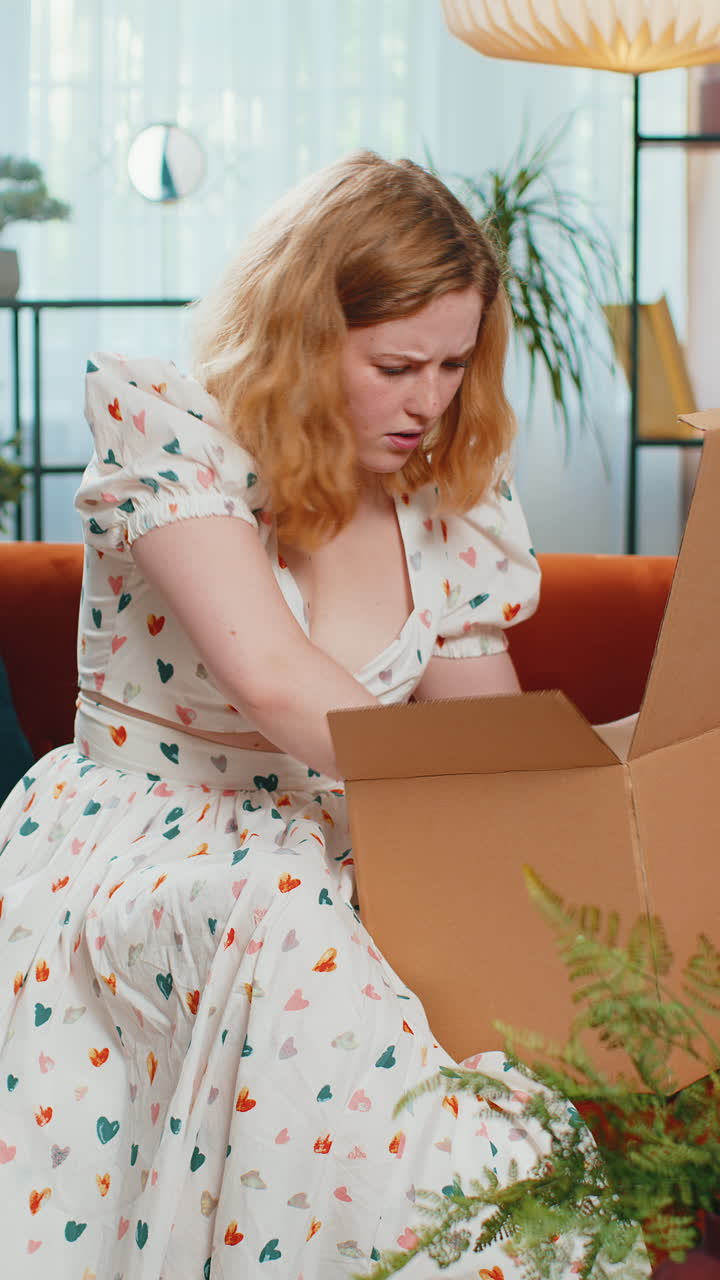 화가 난 불만족한 쇼핑객 젊은 여성이 패키지를 열고 화가 나서 혼란스러운 잘못된 배달