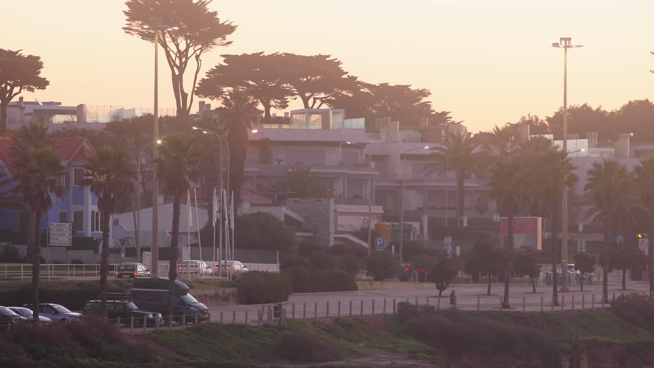 aéreo, seguimiento, disparo de drone, con vistas a la ciudad de praia de sao pedro do estoril, la costa portuguesa y el mar, al atardecer, en un día soleado, en cascais, portugal