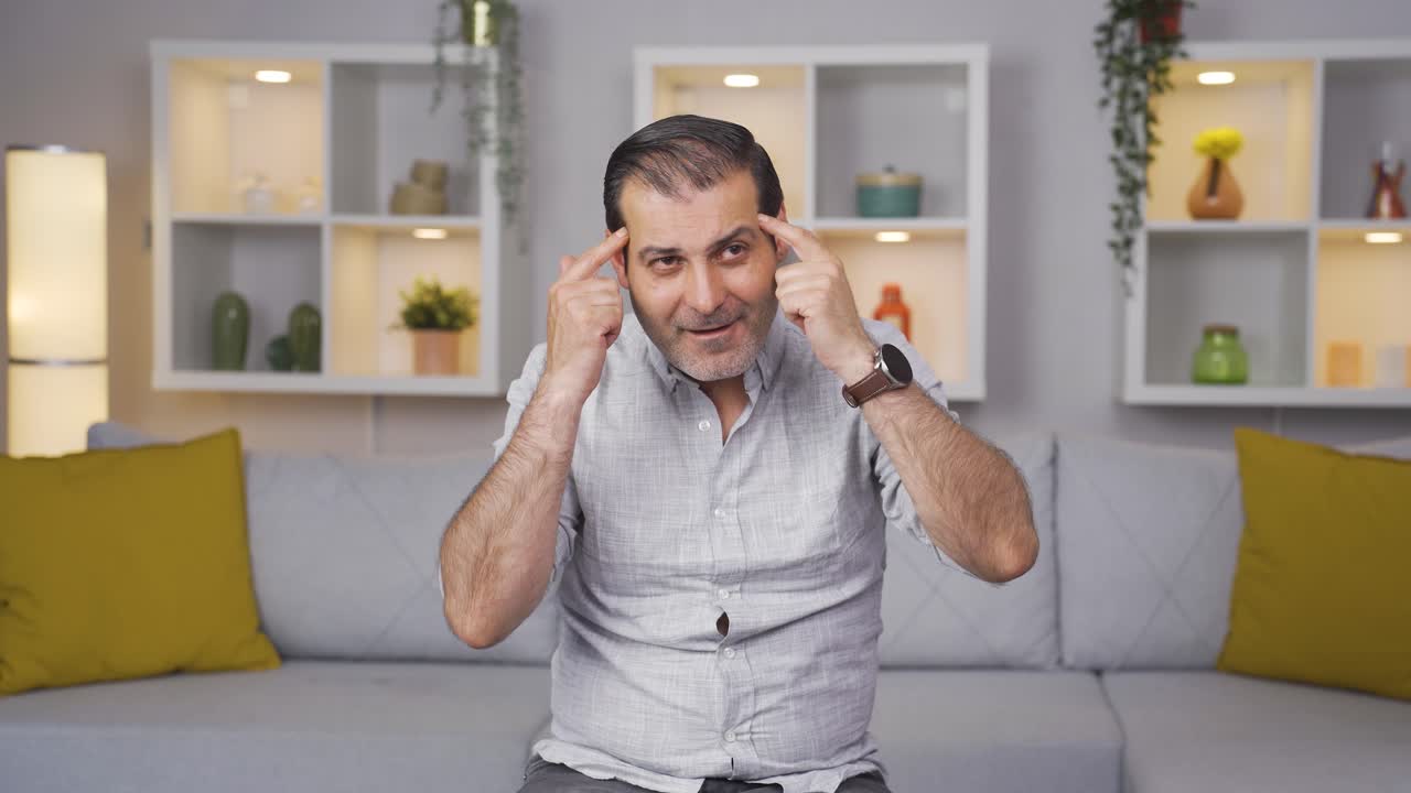 un hombre pensante se le ocurre una gran idea.