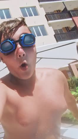 un joven nada bajo el agua en una piscina.