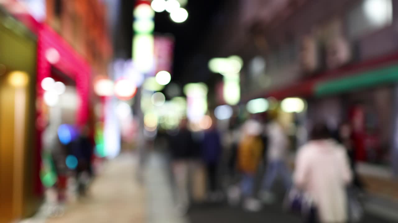 조명 된 도시 거리에서 는 보행자 들