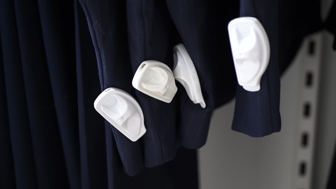 상점 의 선반 에 있는 옷 에 붙여진 보안 태그 의 클로즈업