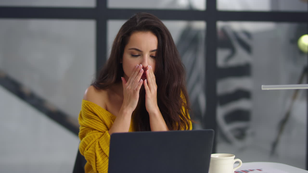 mujer de negocios cansada leyendo documentos en la computadora. niña triste encontrando un error