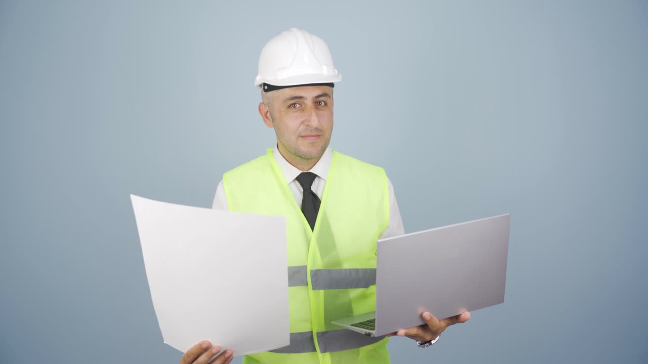 el ingeniero asintió a la cámara.