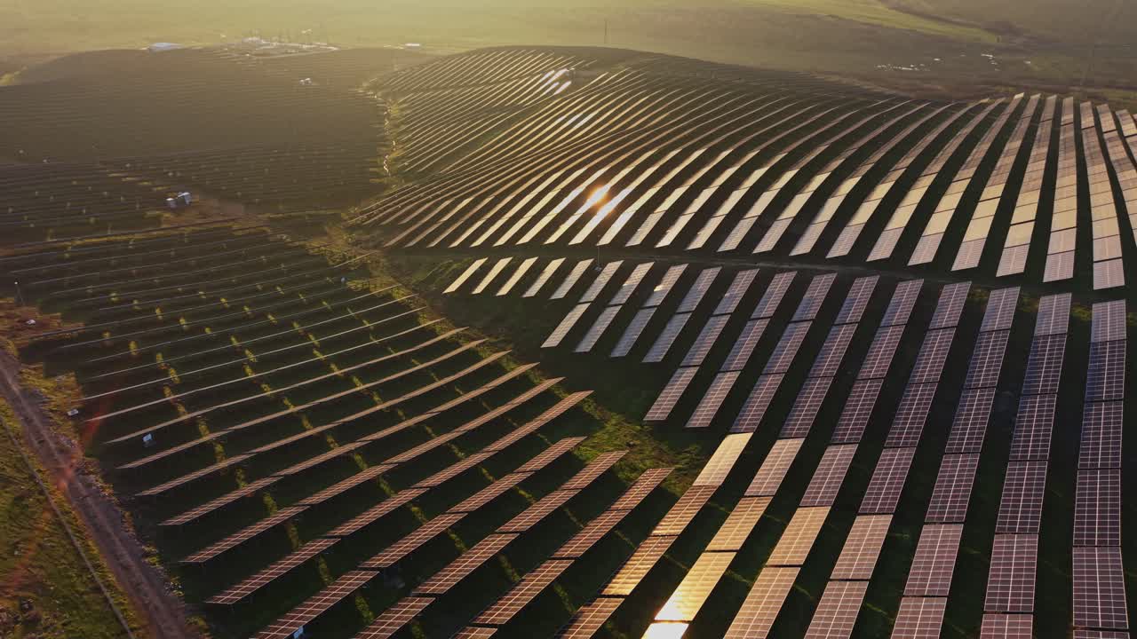 Solpaneler dækker et stort område i det grønne landskab til energiproduktion