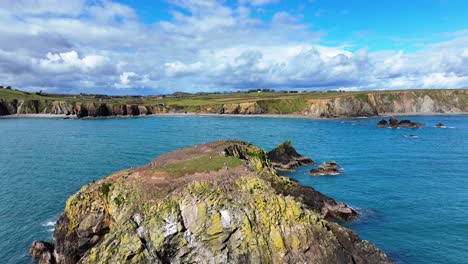 Paisaje-Marino-Con-Drones-De-Una-Pequeña-Colonia-De-Aves-Marinas-En-Una-Isla-Frente-A-La-Costa-De-Waterford-En-Irlanda,-Toma-Estática