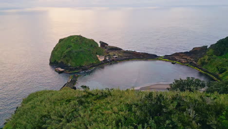 la costa verde del océano en la mañana. drone panorámico volando sobre la península de cabo