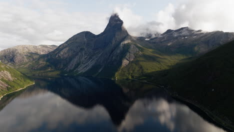 el reflejo épico en tysfjord de la icónica montaña stetind, montaña nacional de noruega