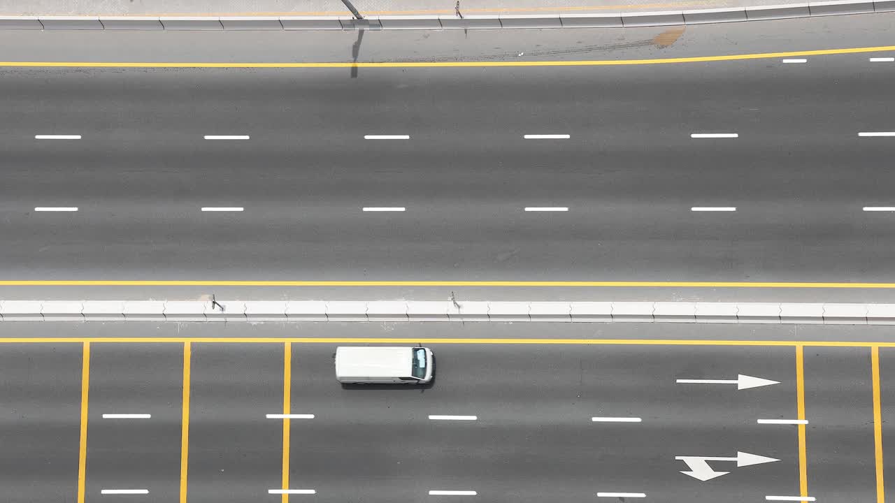 다차선 도로에서 차량과 오토바이