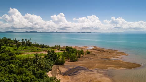 toma aérea de drones de 4k con vista a la playa costera en tailandia con un clima hermoso