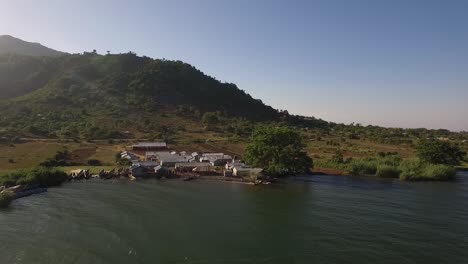 Fishing-village-on-the-shore-of-lake-Victoria