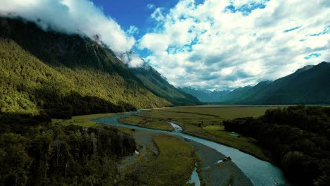 Nueva-Zelanda-Milford-Sound-Vista-Aérea-De-Drones-Del-Arroyo-Debajo-De-Las-Montañas