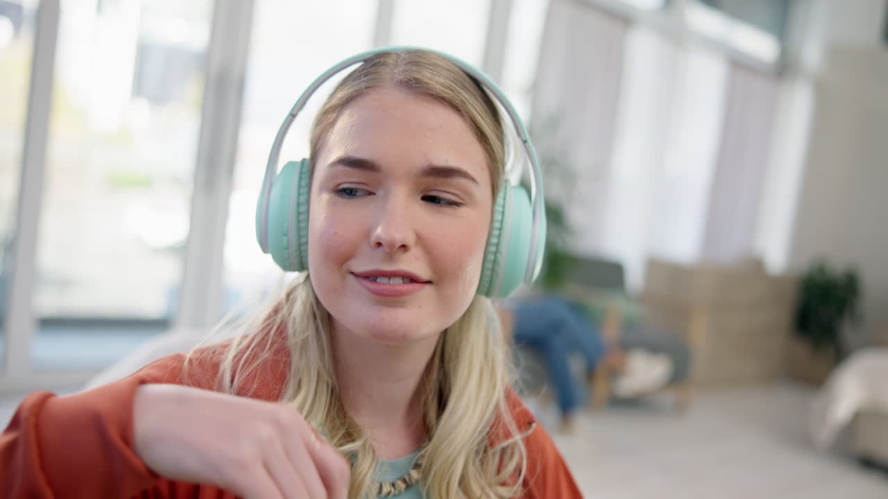 música, relajarse y transmitir con la mujer en el sofá