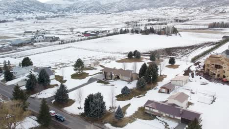 Vista-De-Drones-Del-Paisaje-Invernal-Con-Casas-Residenciales-En-Un-Pueblo-En-Midway-Utah,-Estados-Unidos