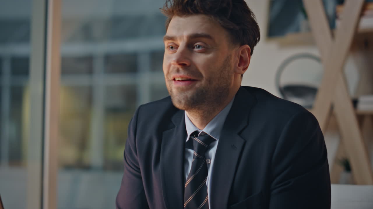 Primo piano di un uomo d'affari sorridente che scrive documenti alla scrivania dell'ufficio. Manager aziendale.
