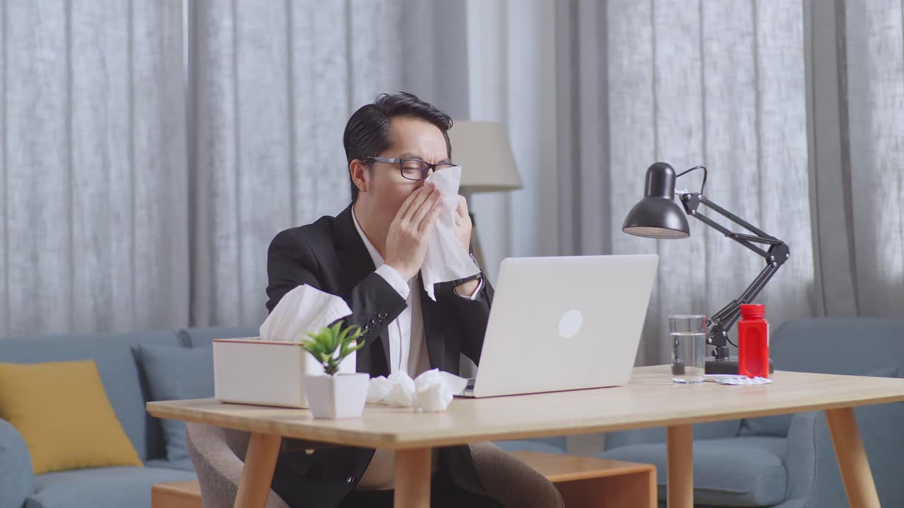 아픈 동안 집에서 일하는 남자