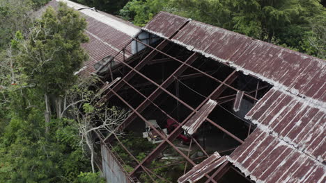 Los-Vehículos-Desguazados-Dentro-De-Un-Antiguo-Almacén-Abandonado-En-La-Jungla-Son-Un-Gran-Telón-De-Fondo-Para-La-Aventura-En-La-Jungla-O-Los-Conceptos-De-Tipo-Contrabandista-De-Drogas