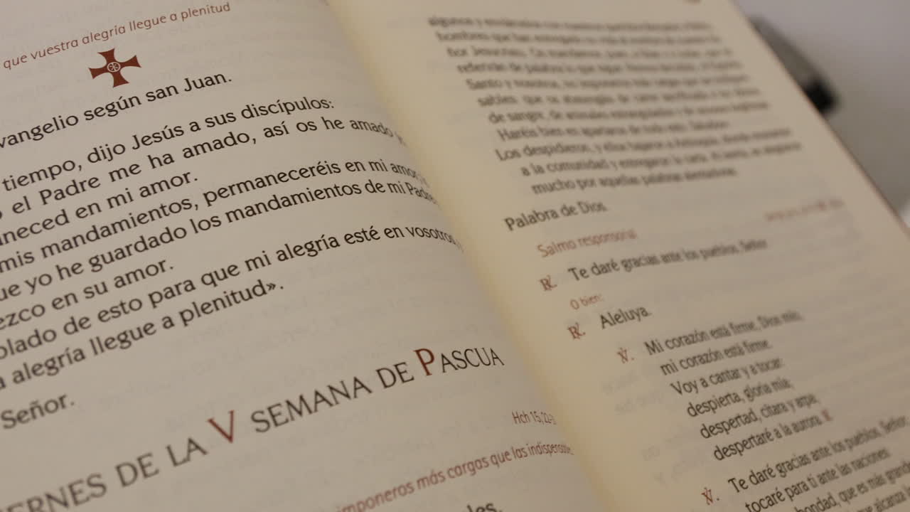 primer plano de un libro de oraciones evangelio abierto a un pasaje en zaragoza, españa