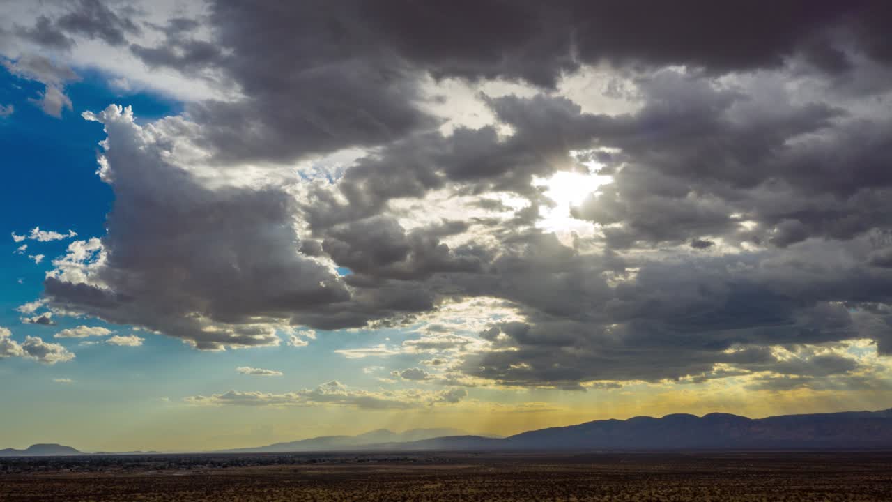 hiperlapso aéreo de oscuras nubes de tormenta que envuelven el sol brillante en el desierto
