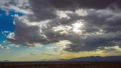 Lufthyperlapse-Dunkler-Sturmwolken,-Die-Die-Hell-Leuchtende-Sonne-In-Der-Wüste-Verschlingen