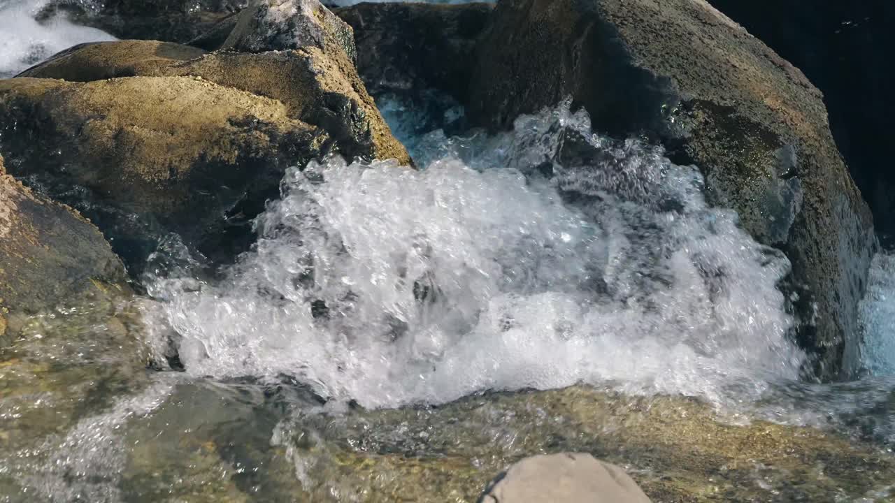 cascades d'eau sur des rochers et des pierres dans la rivière à weesen, glarus, en suisse, mettant en évidence la beauté de la nature