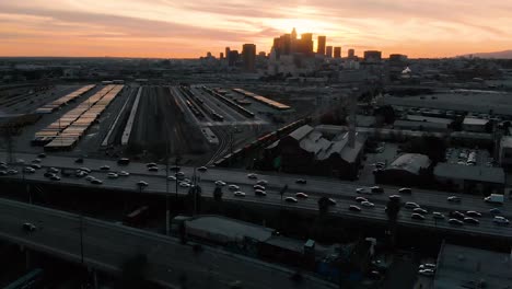 Toma-Aérea-Del-Atardecer-En-Los-Ángeles-Tomada-Con-Un-Dron