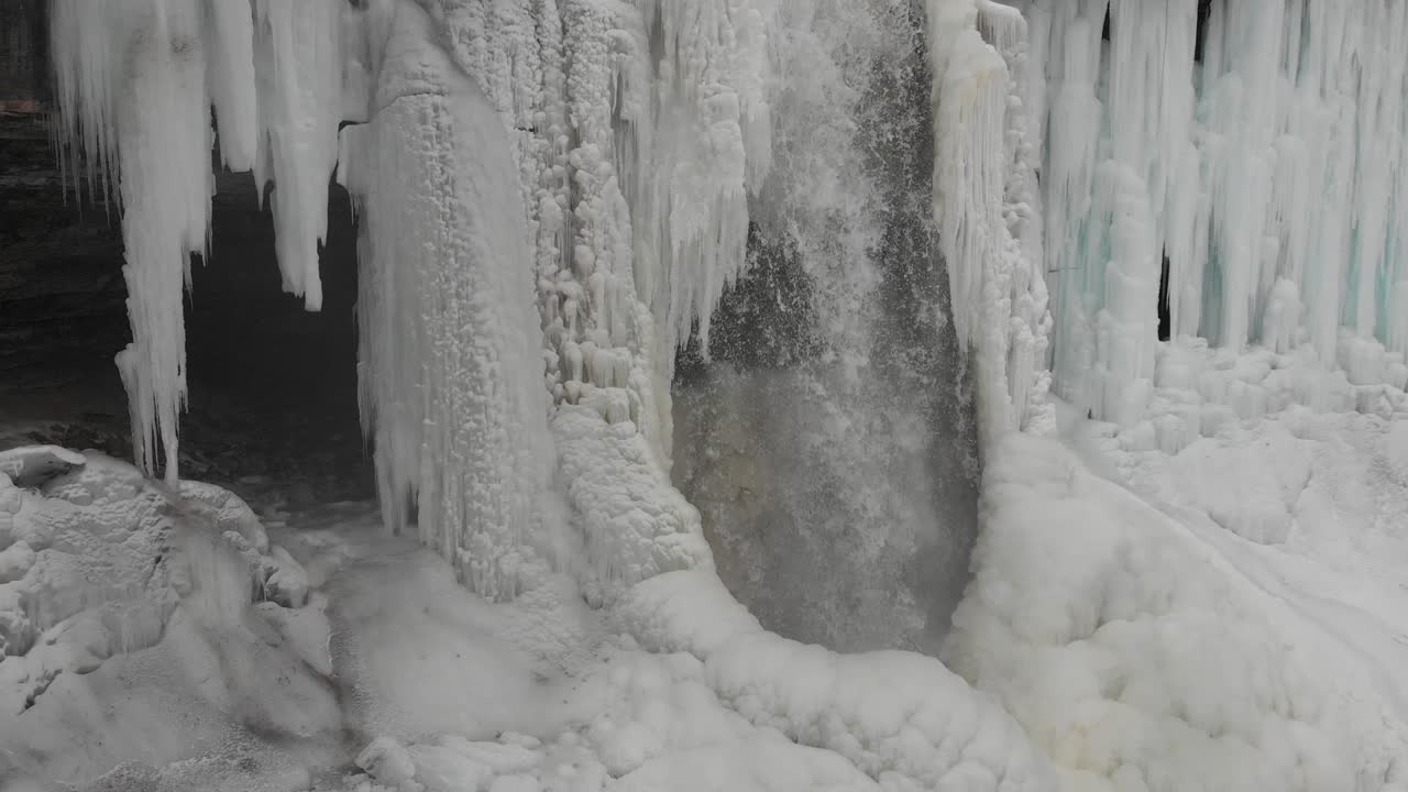 겨울철 미네소타의 폭포
