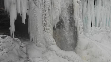 Wasserfall-In-Minnesota-Im-Winter