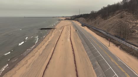 una carretera frente a la playa cerrada por el duro clima invernal