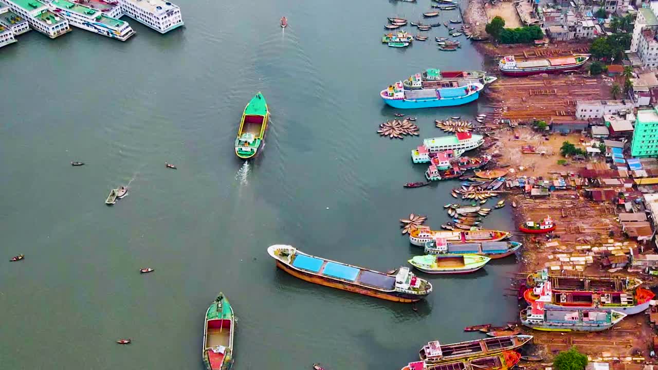 Sobre o movimentado e poluído porto do Rio Buriganga em Dhaka, Bangladesh, com navios em movimento