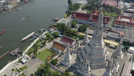 volando alrededor de wat arun en bangkok