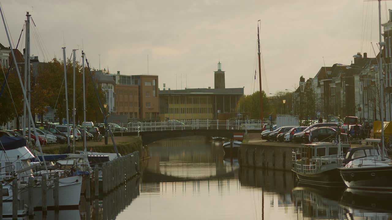 vista del puerto viejo en la ciudad histórica middelburg
