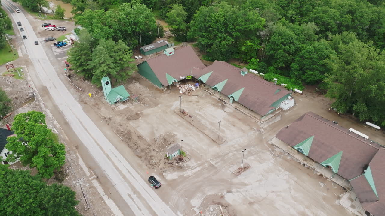 vista aérea del estacionamiento después de la inundación: suelo depositado por el agua alta