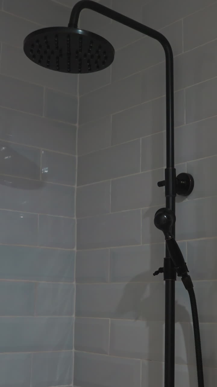 unidad de ducha gris en el baño del hotel. interior de la habitación moderna y lugar para procedimientos de higiene. elementos decorativos en las instalaciones del apartamento de glamping alquilado