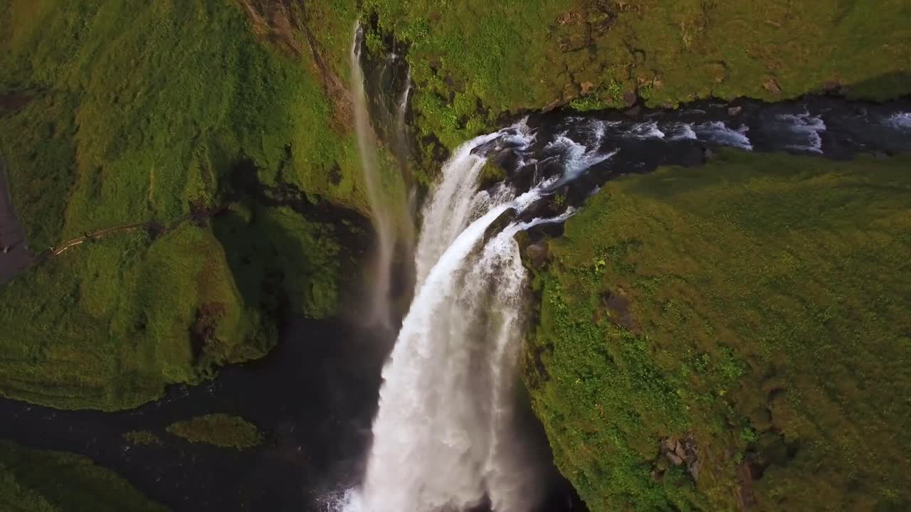 toma cenital de un dron de una cascada en islandia