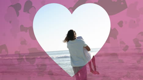 animación de corazón cortado sobre una pareja diversa enamorada en la playa en verano