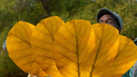 Animación-De-Hojas-De-Otoño-Cayendo-Sobre-Una-Feliz-Familia-Afroamericana-En-El-Parque